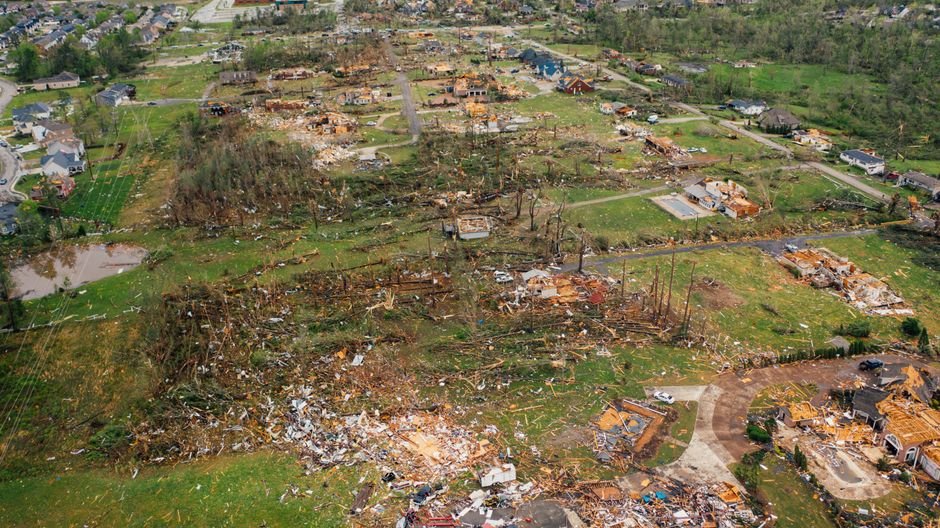 Sonhar com tornado destruindo a casa