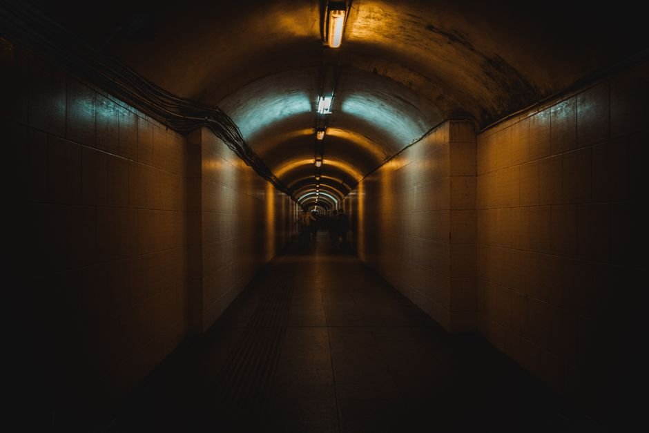 Sonhar com túnel completamente escuro, sem ver a saída