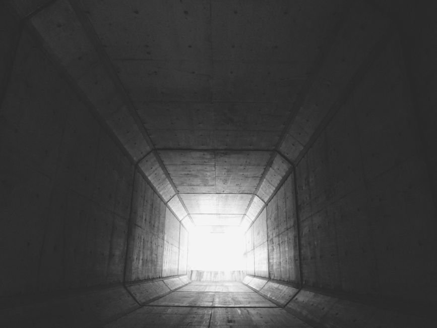 O significado central de sonhar com túnel
