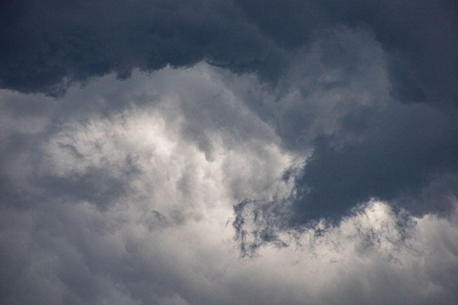 Sonhar com um céu cinza ou nublado