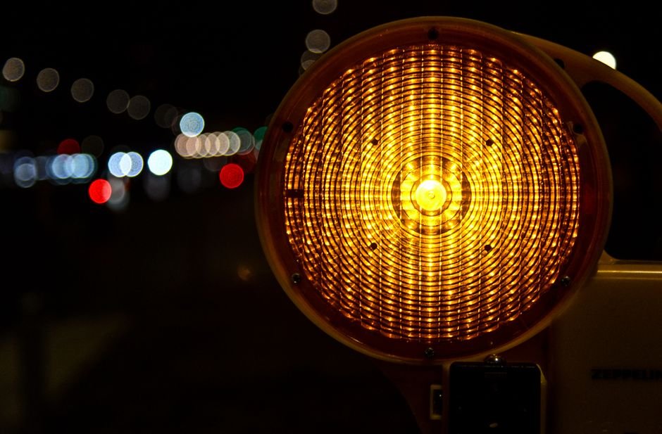 Sonhar com uma luz amarela piscando ou de alerta