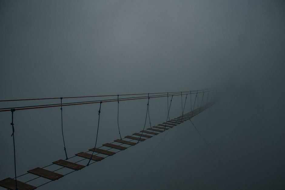 Sonhar com uma ponte muito longa, que parece não ter fim