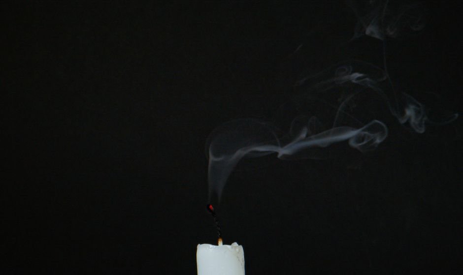 Sonhar com uma vela apagando sozinha