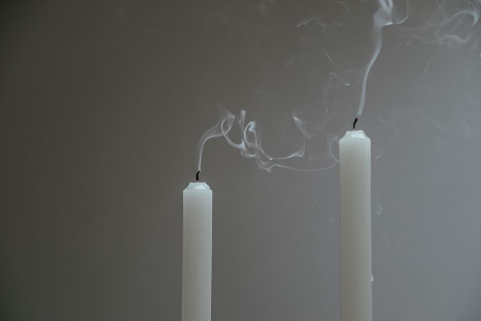 Sonhar com várias velas apagando ao mesmo tempo