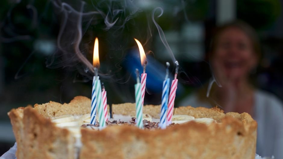 Sonhar com vela apagando no bolo de aniversário