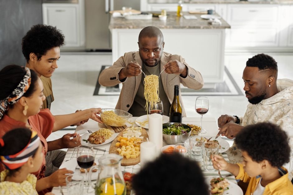 Sonhar comendo macarrão em família