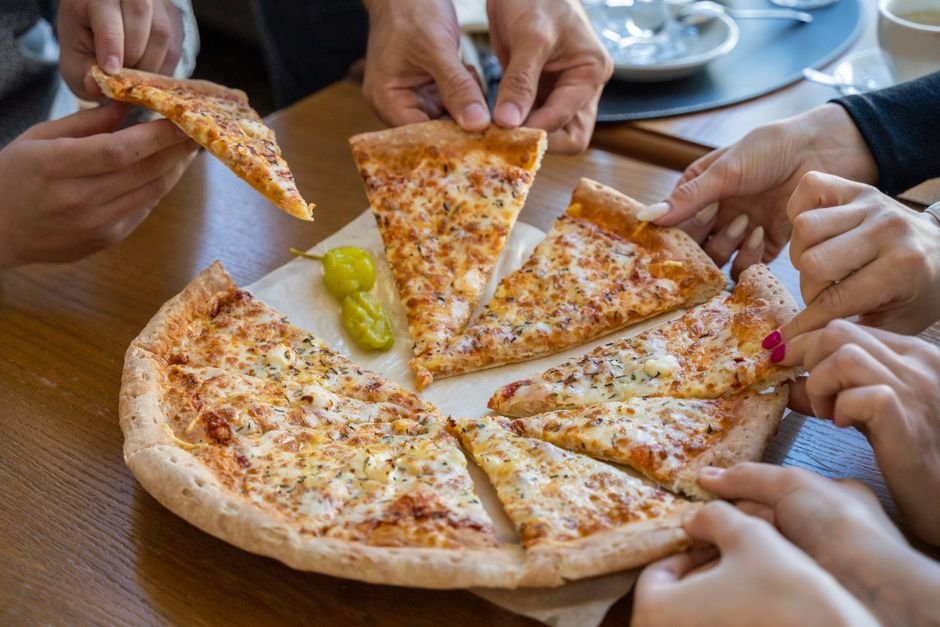 Sonhar comendo pizza com a família ou amigos