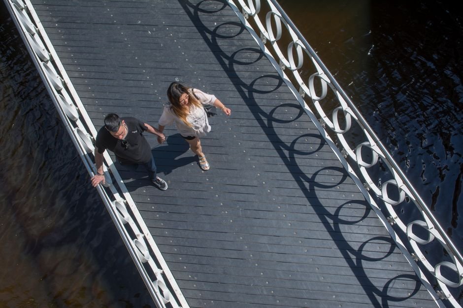 Sonhar que atravessa a ponte com outra pessoa