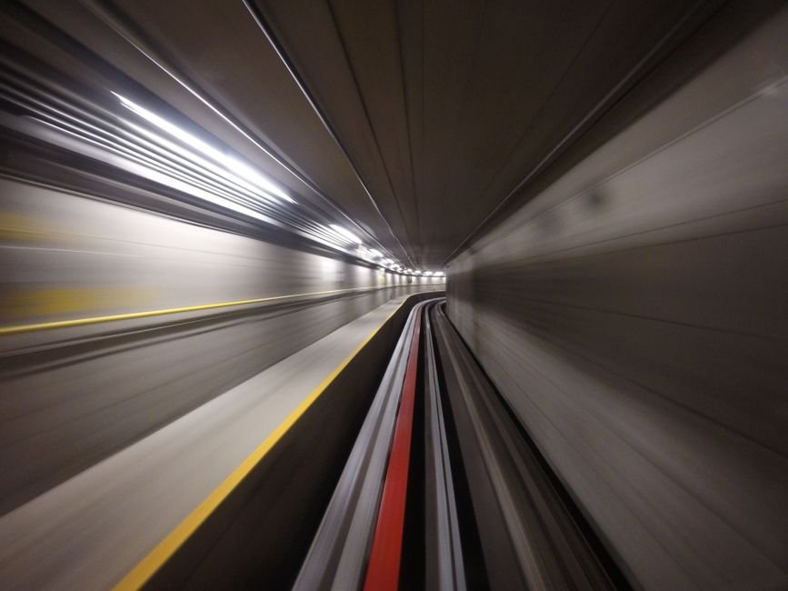 Sonhar que atravessa um túnel de carro ou de trem