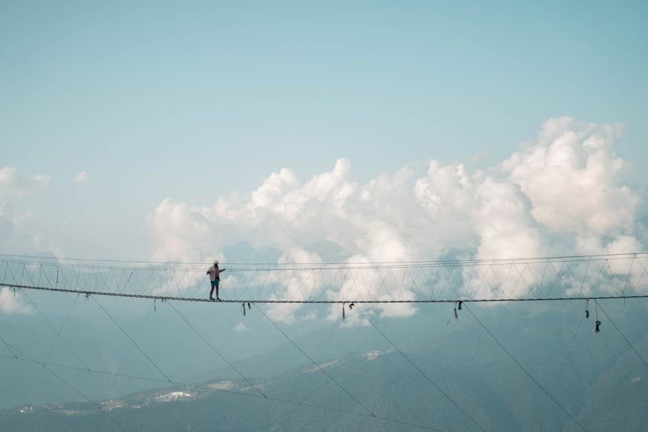 Sonhar que atravessa uma ponte alta com medo