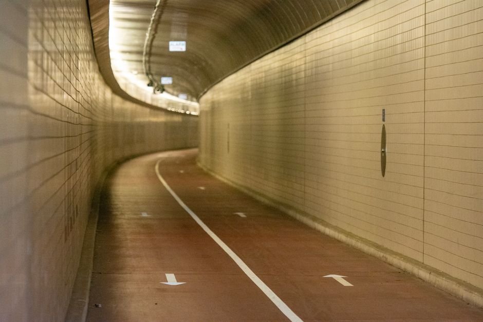 Sonhar que está perdida dentro de um túnel com vários caminhos