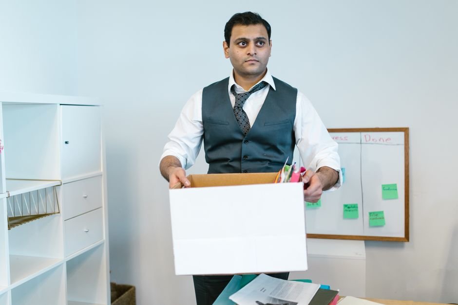 Sonhar que um colega sai da empresa ou é demitido