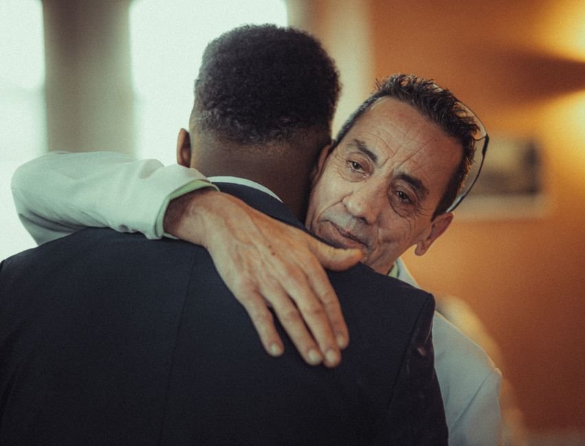 Sonhar reencontrando o amigo de infância já adulto