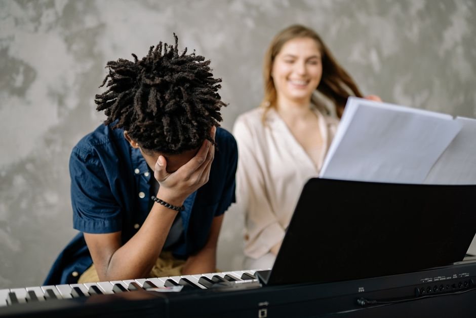 Sonhar tocando piano e errando as notas